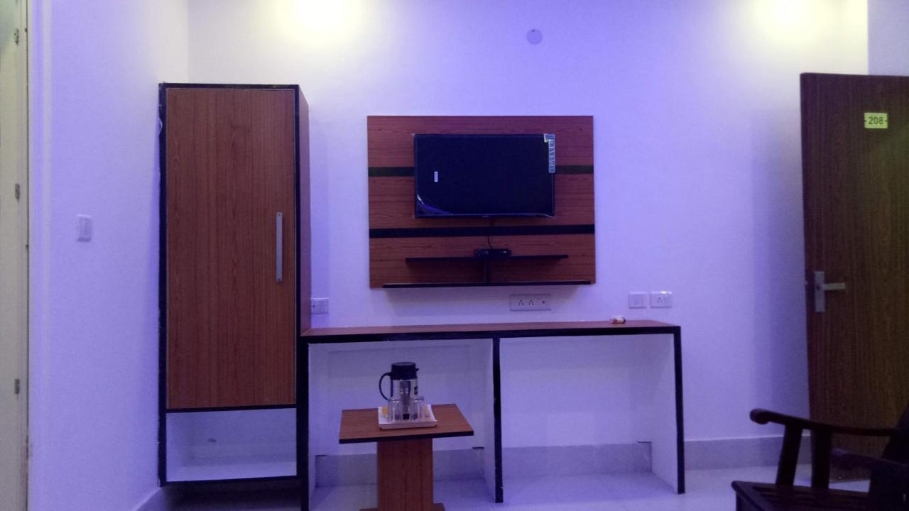 Capital O 13310 Noida Suites エクステリア 写真